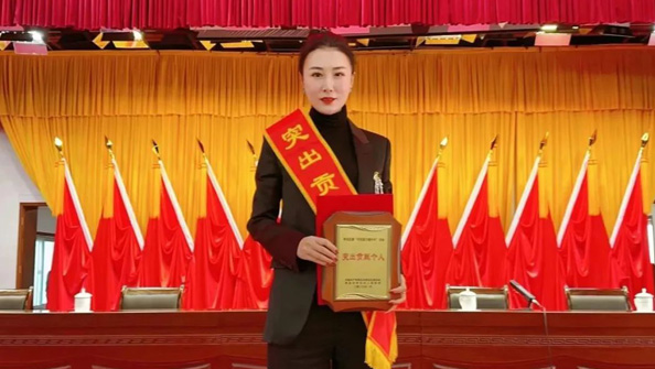 熱烈祝賀集團總經理張娟在李滄區(qū)“作風能力提升年”活動中，獲評“突出貢獻個人”榮譽稱號